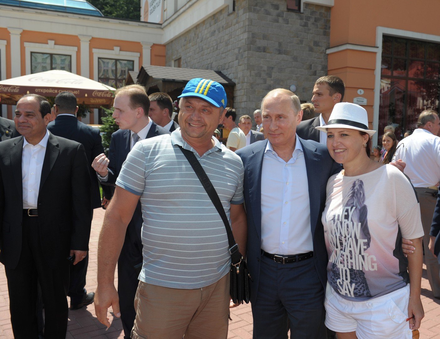 الرئيس بوتين والرئيس السيسي أثناء التصوير مع المارة خلال التنزه في شارع لبلدة روزا خوتور 12 أغسطس/آب