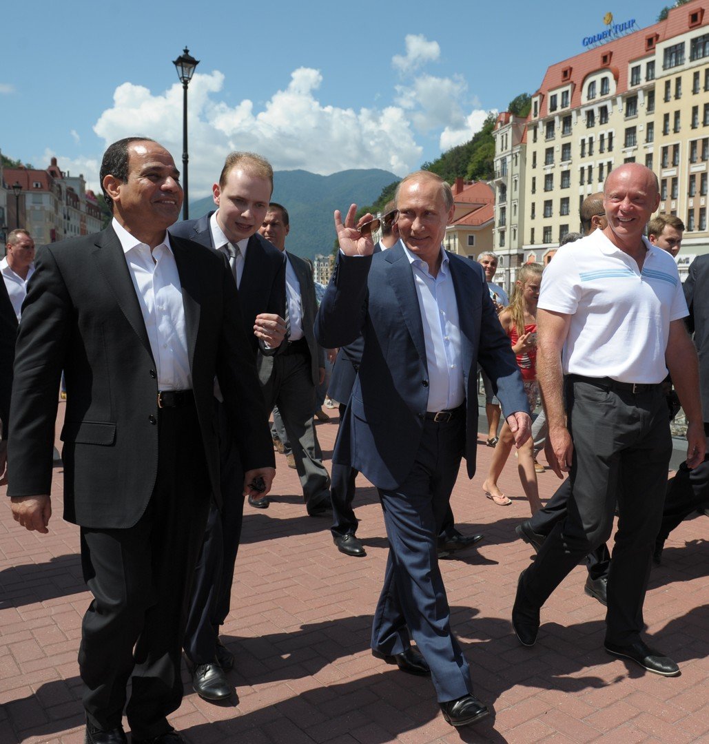 الرئيس بوتين والرئيس السيسي أثناء التنزه في الشارع الرئيسي لبلدة روزا خوتور 12 أغسطس/آب