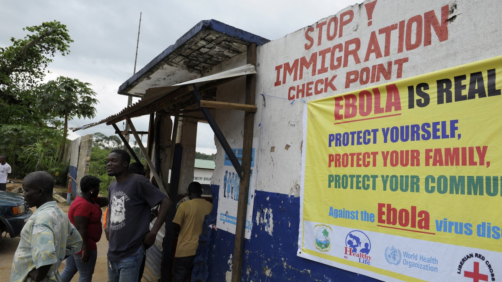 الجنود يفحصون المسافرين في ليبيريا