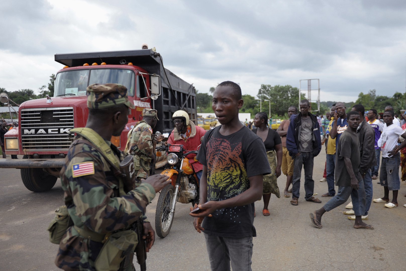 الجنود يفحصون المسافرين في ليبيريا