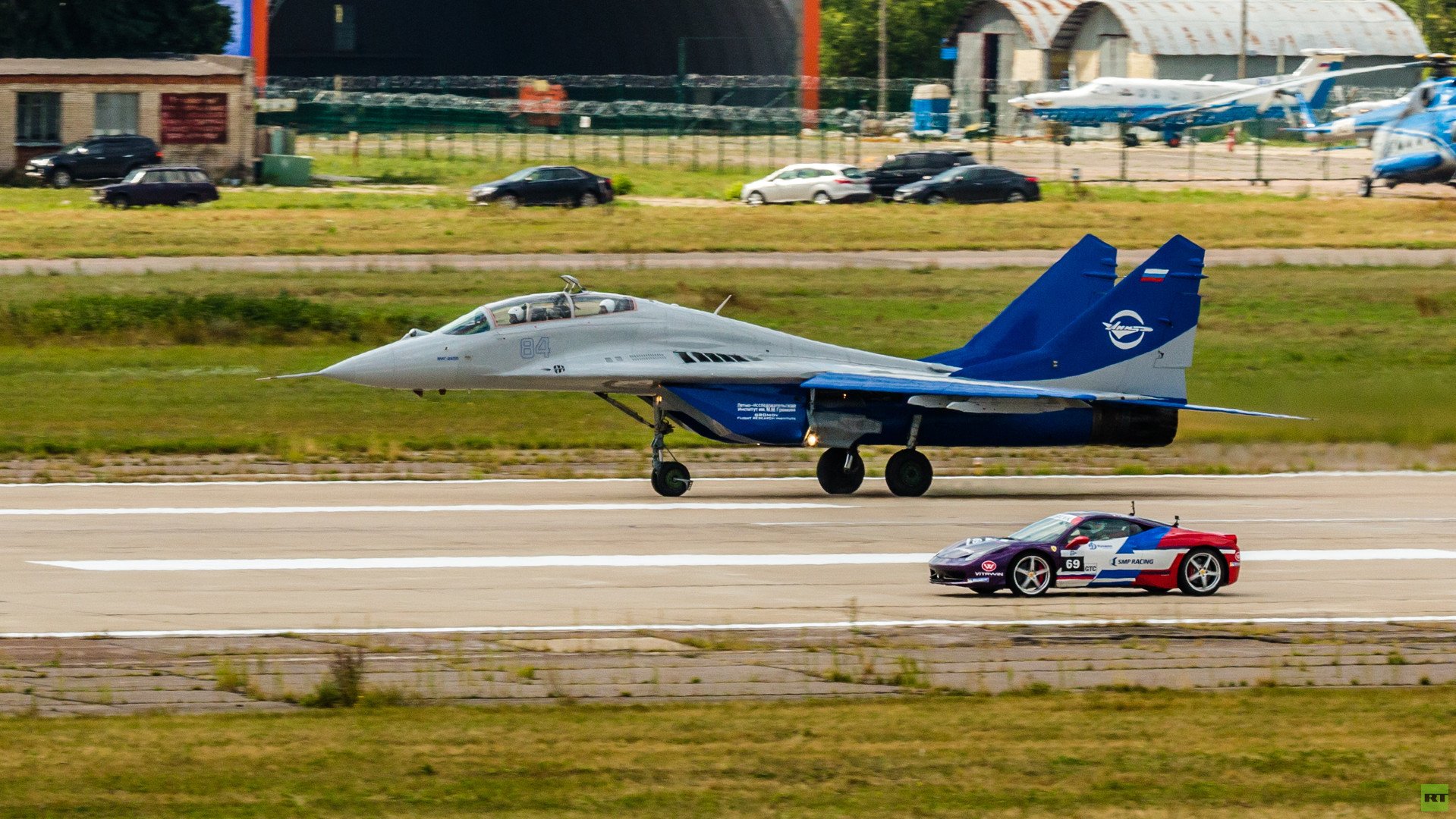  طائرة "ميغ - 29" وسيارة "فيراري 458"،