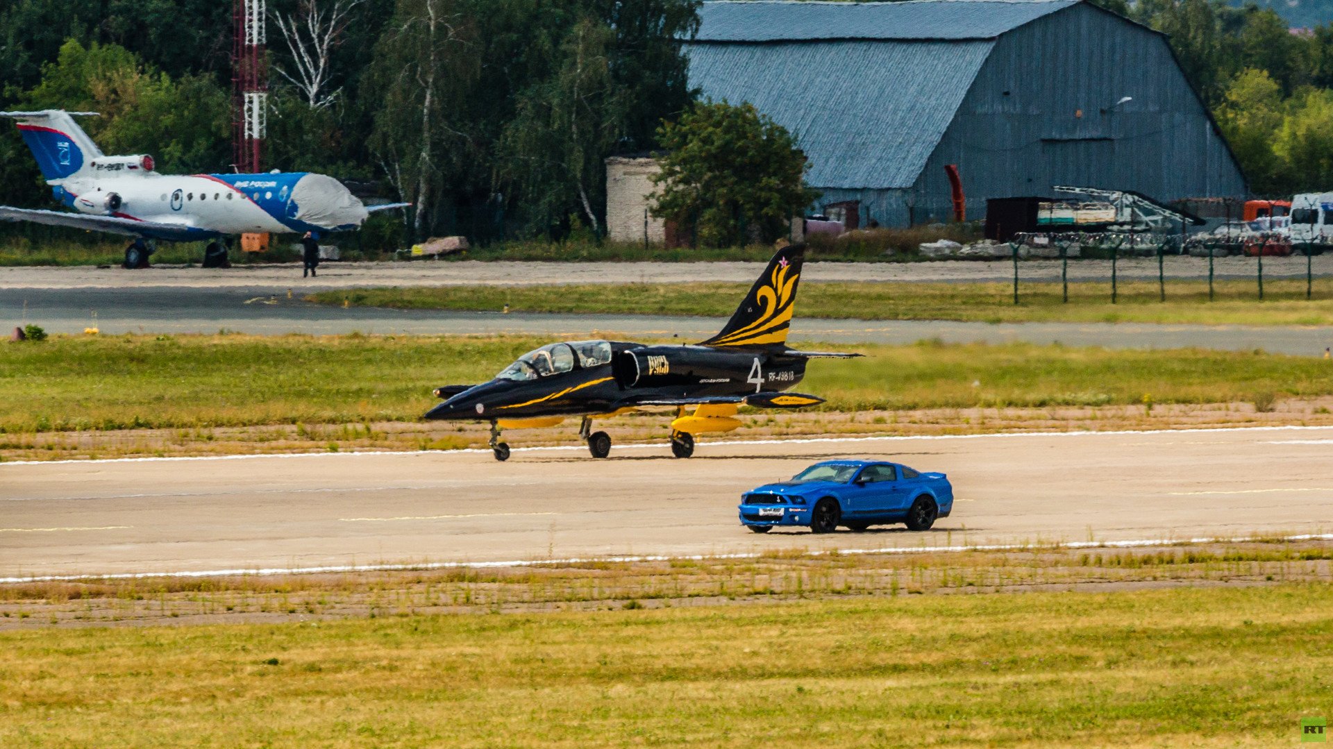  طائرة "أل - 39 ألباتروس" وسيارة "فورد شيلبي جي تي 500"،