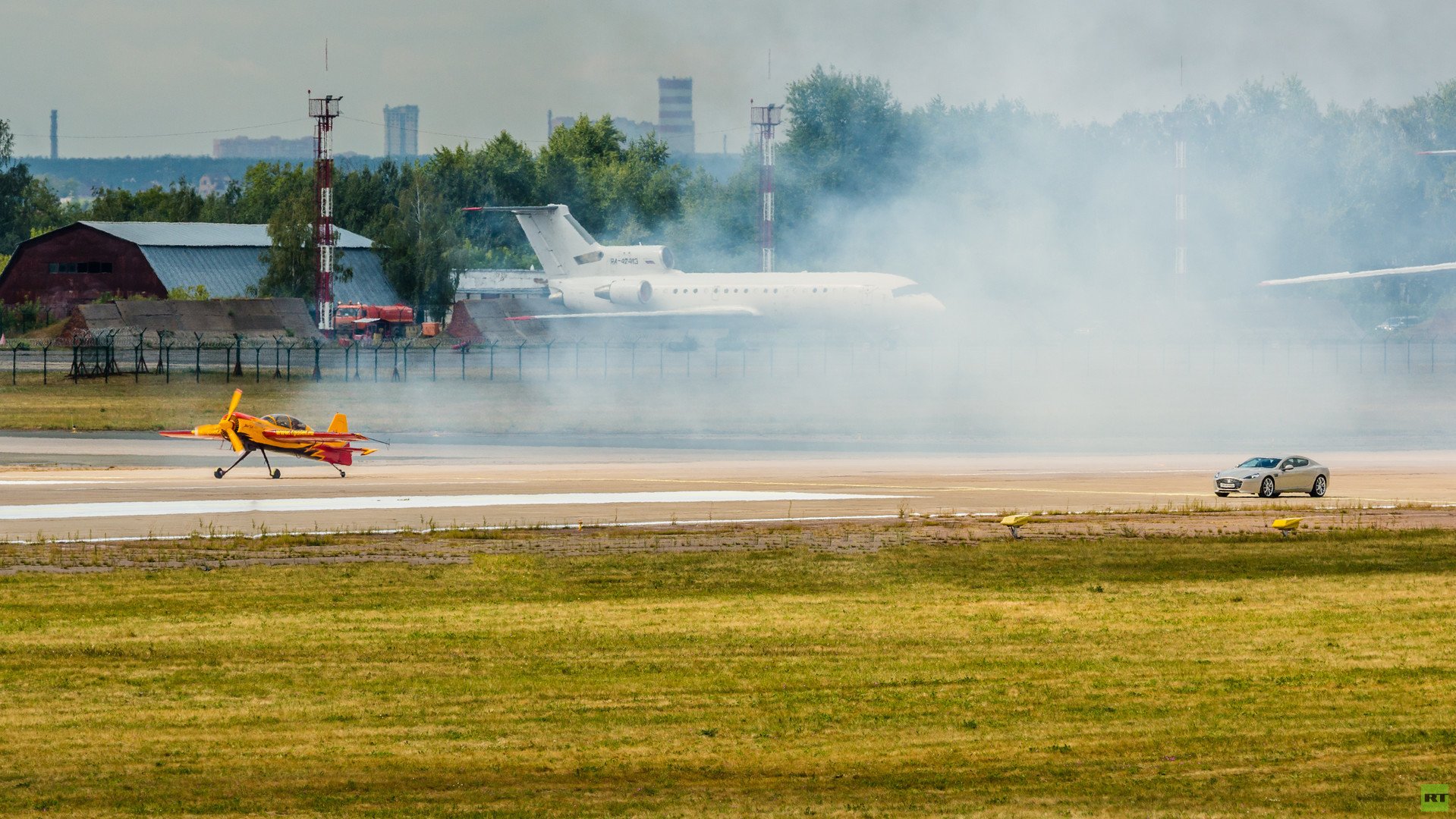  طائرة "ياك - 54" وسيارة "أستون مارتن رابيد"،