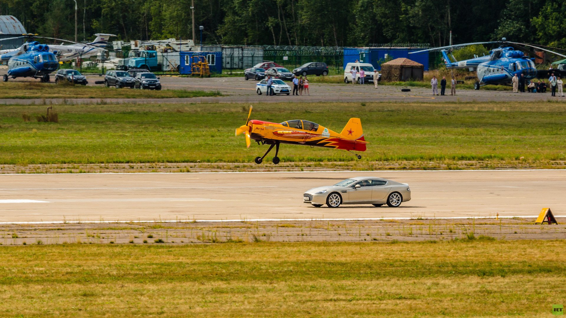  طائرة "ياك - 54" وسيارة "أستون مارتن رابيد"،