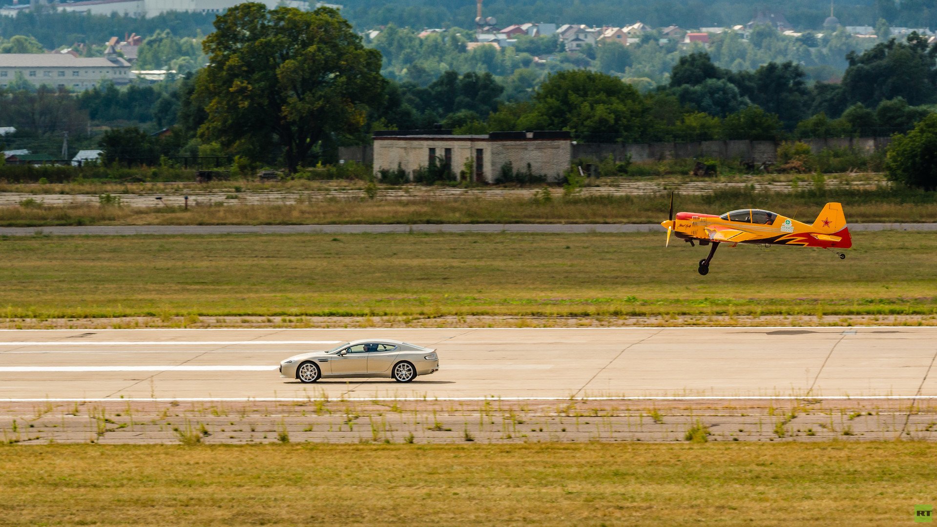  طائرة "ياك - 54" وسيارة "أستون مارتن رابيد"،