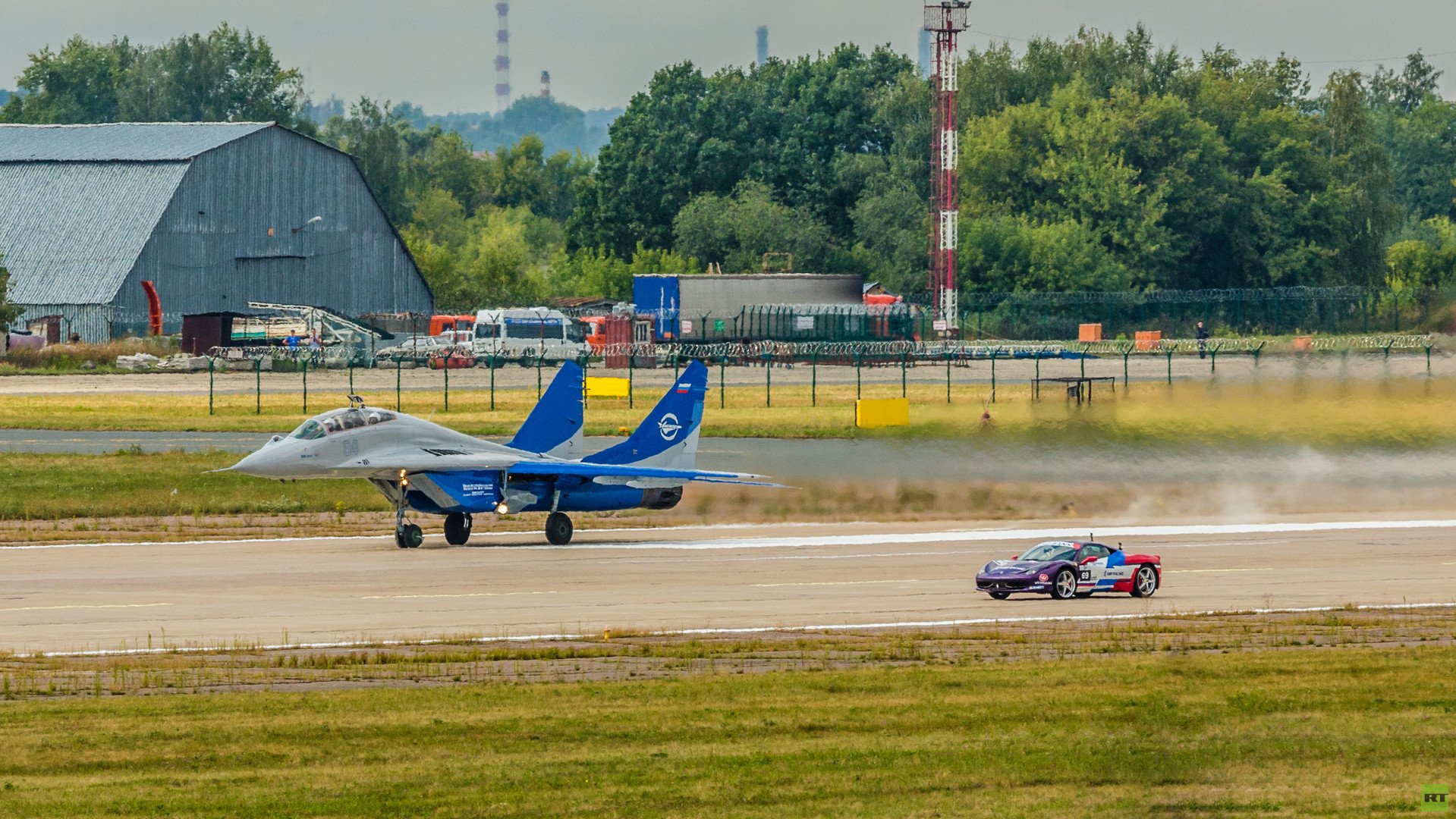  طائرة "ميغ - 29" وسيارة "فيراري 458"،