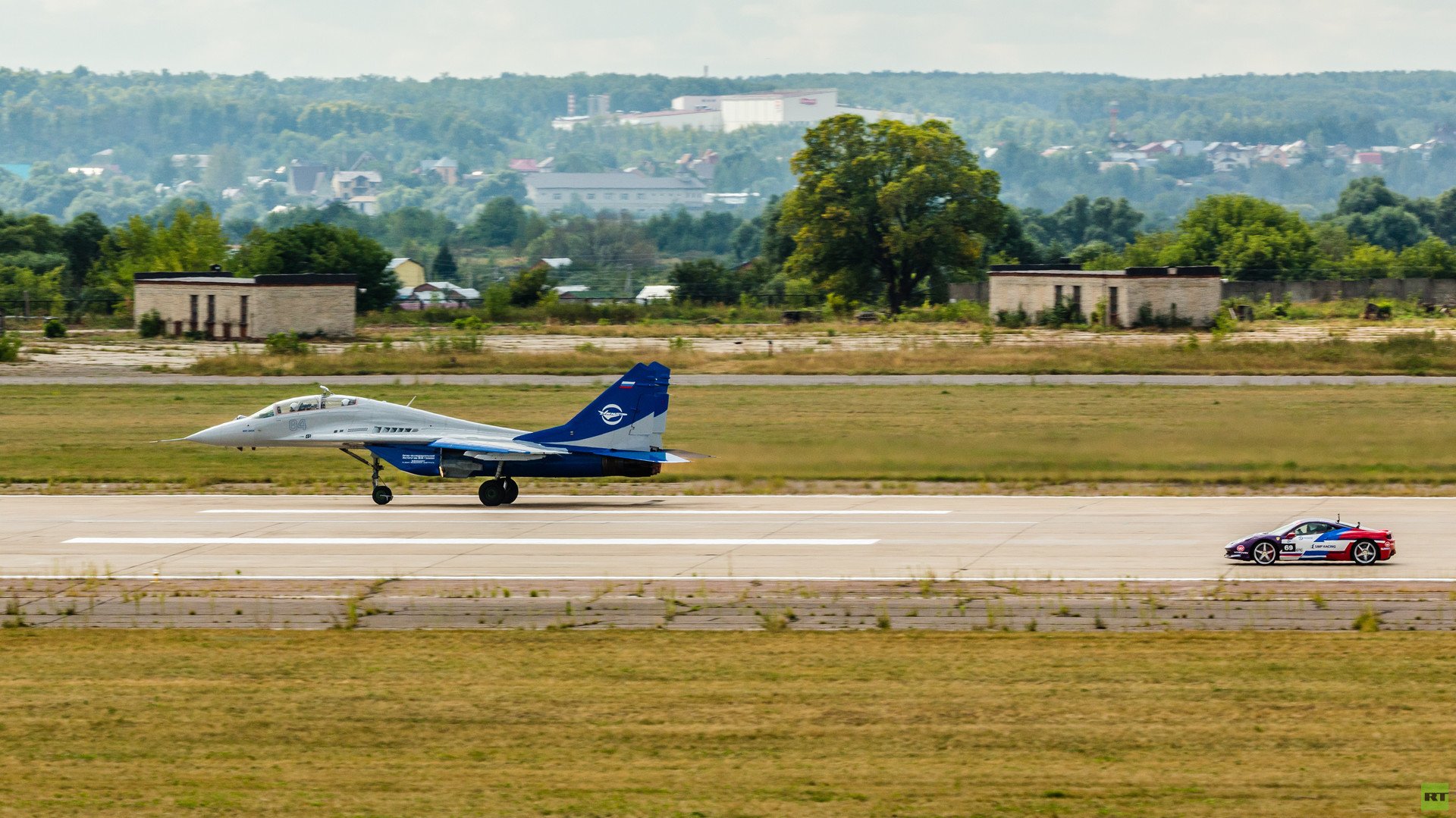 طائرة "ميغ - 29" وسيارة "فيراري 458"،