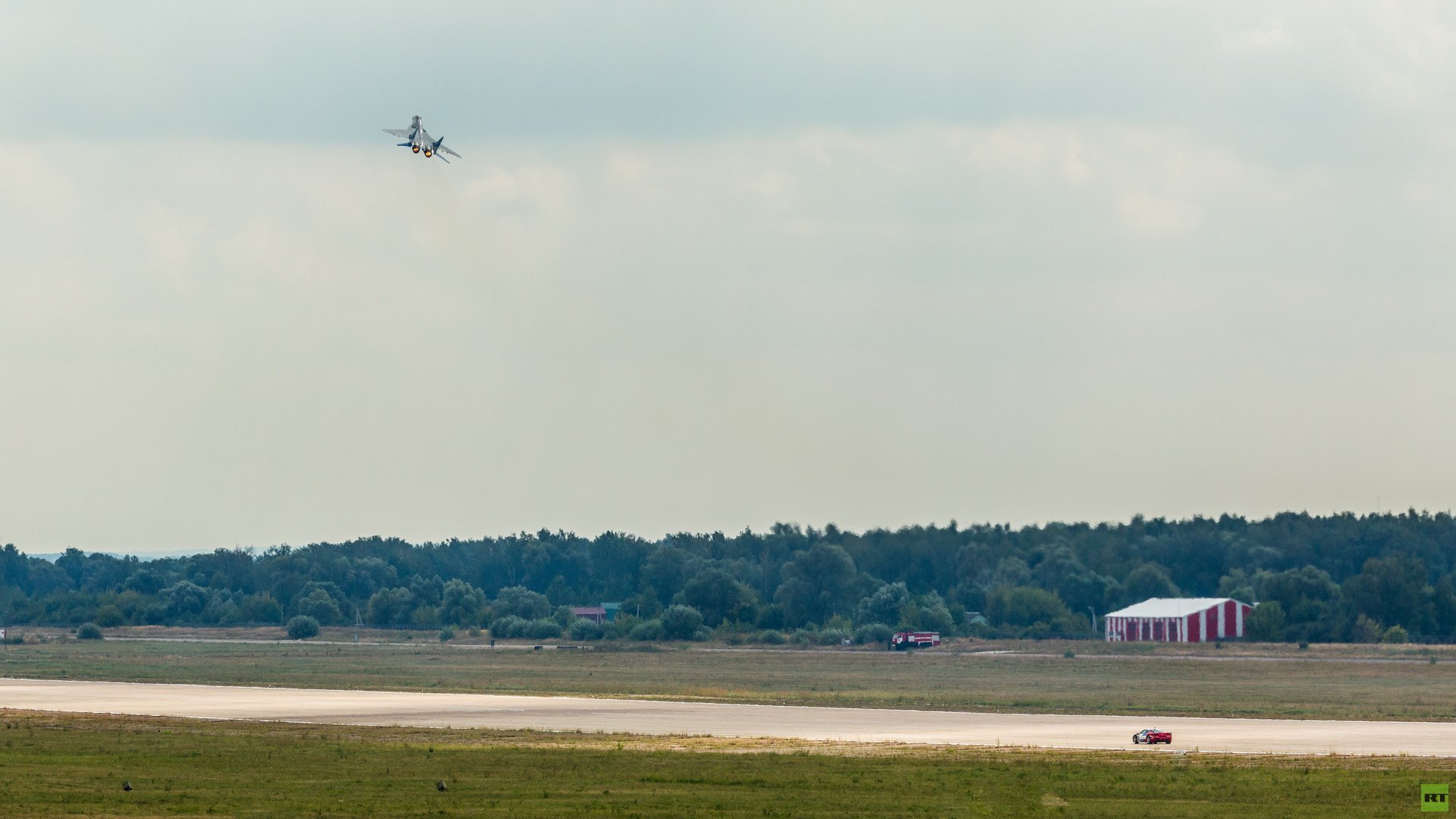 طائرة "ميغ - 29" وسيارة "فيراري 458"،