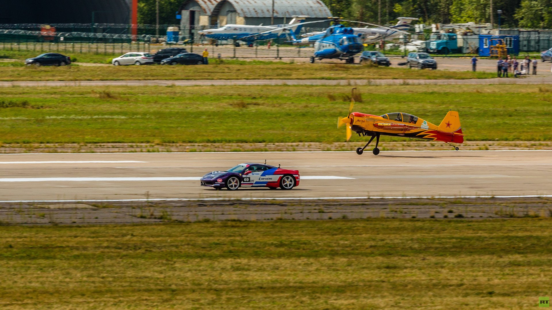  طائرة "ياك - 54" وسيارة "أستون مارتن رابيد"،