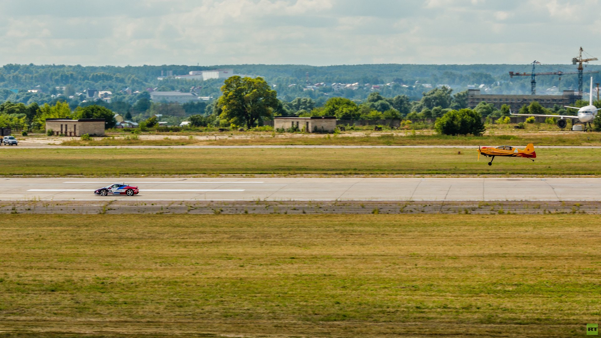  طائرة "ياك - 54" وسيارة "أستون مارتن رابيد"،