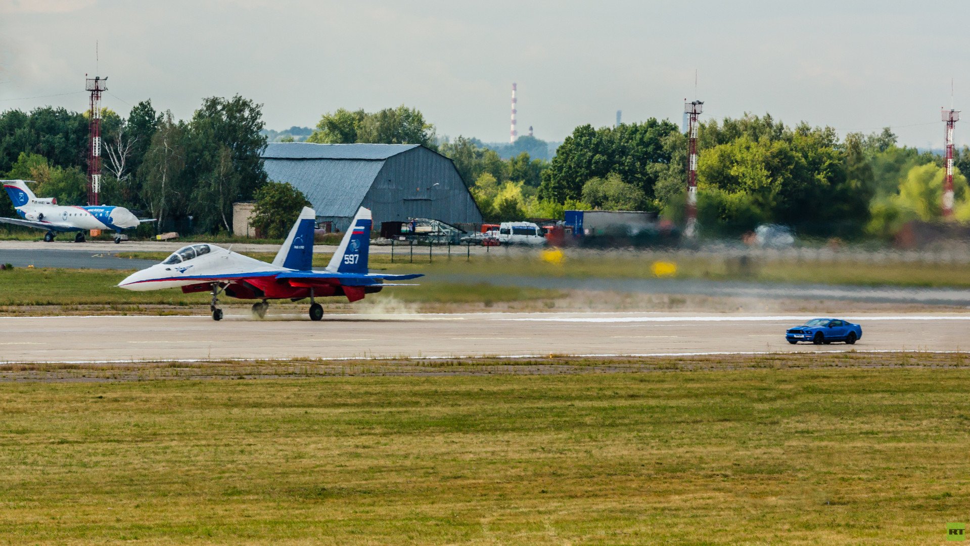  طائرة "سو - 30" وسيارة "فورد شيلبي جي تي 500"،