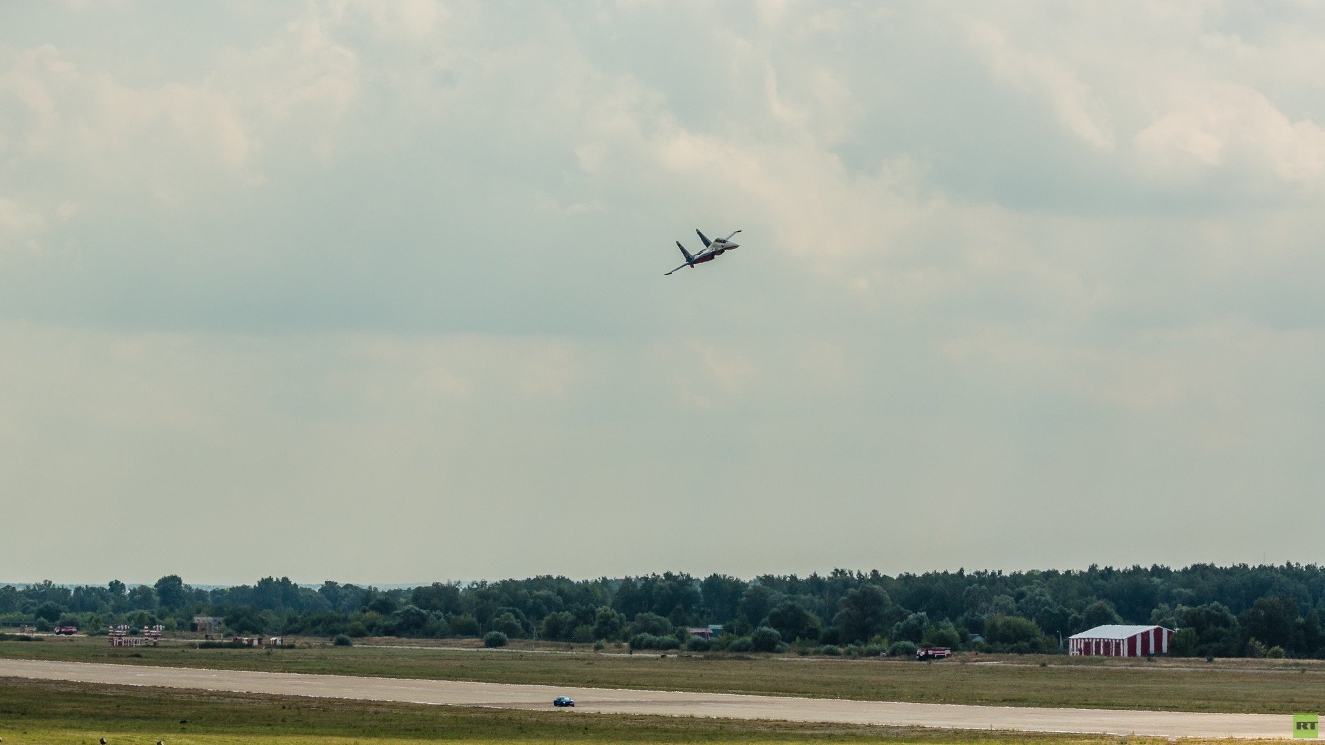 طائرة "سو - 30" وسيارة "فورد شيلبي جي تي 500"،