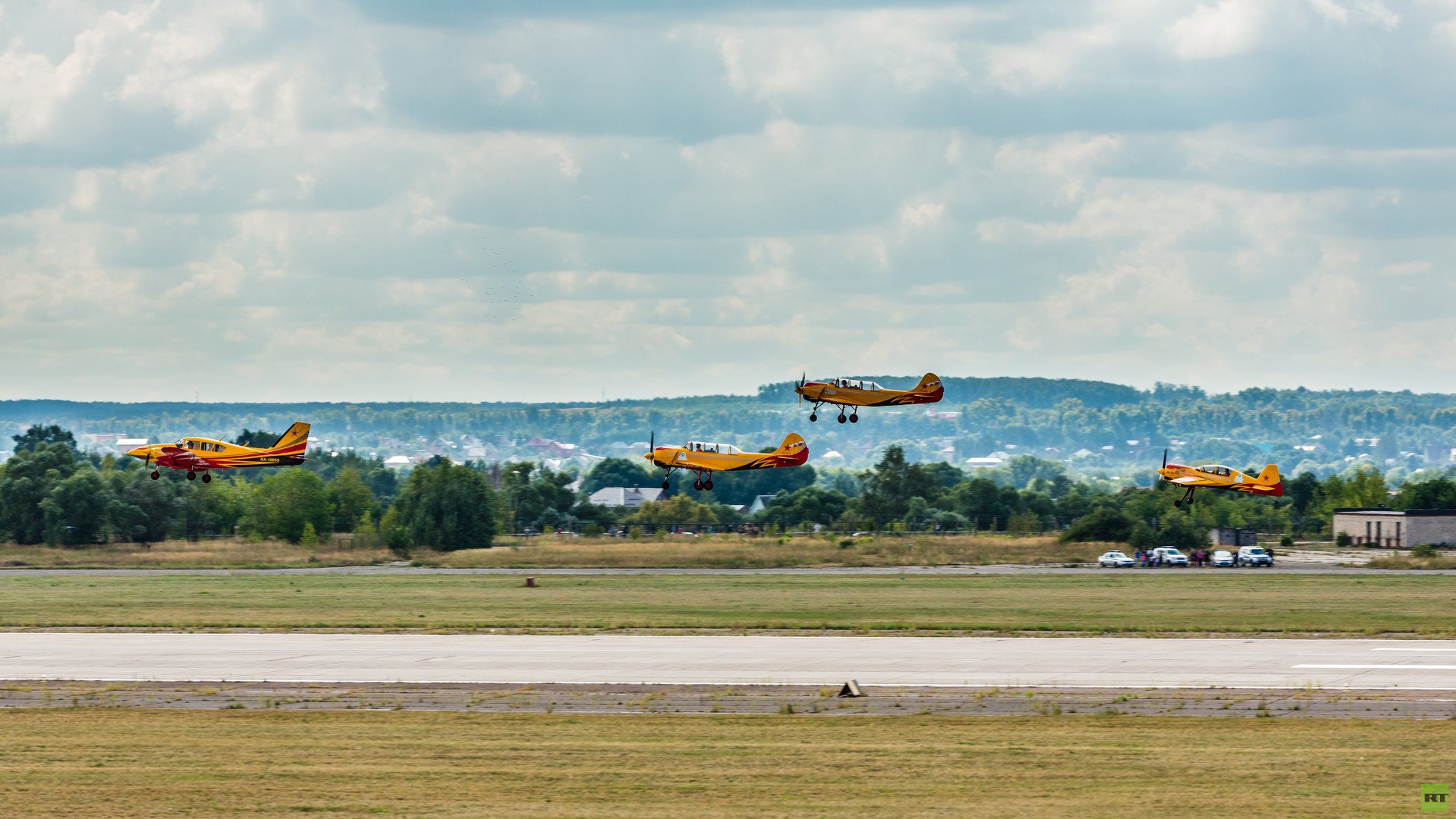  فريق من الطيارين " تحليق أول"،
