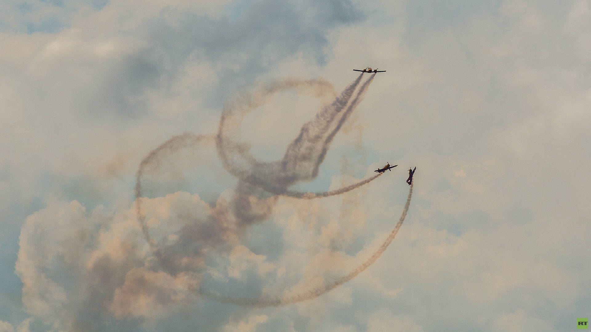  فريق من الطيارين " تحليق أول"،