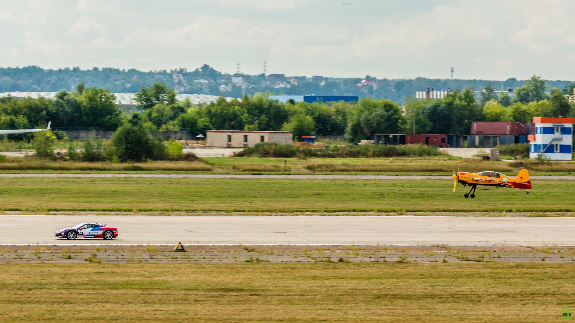  طائرة "ياك - 54" وسيارة "فيراري 458"،