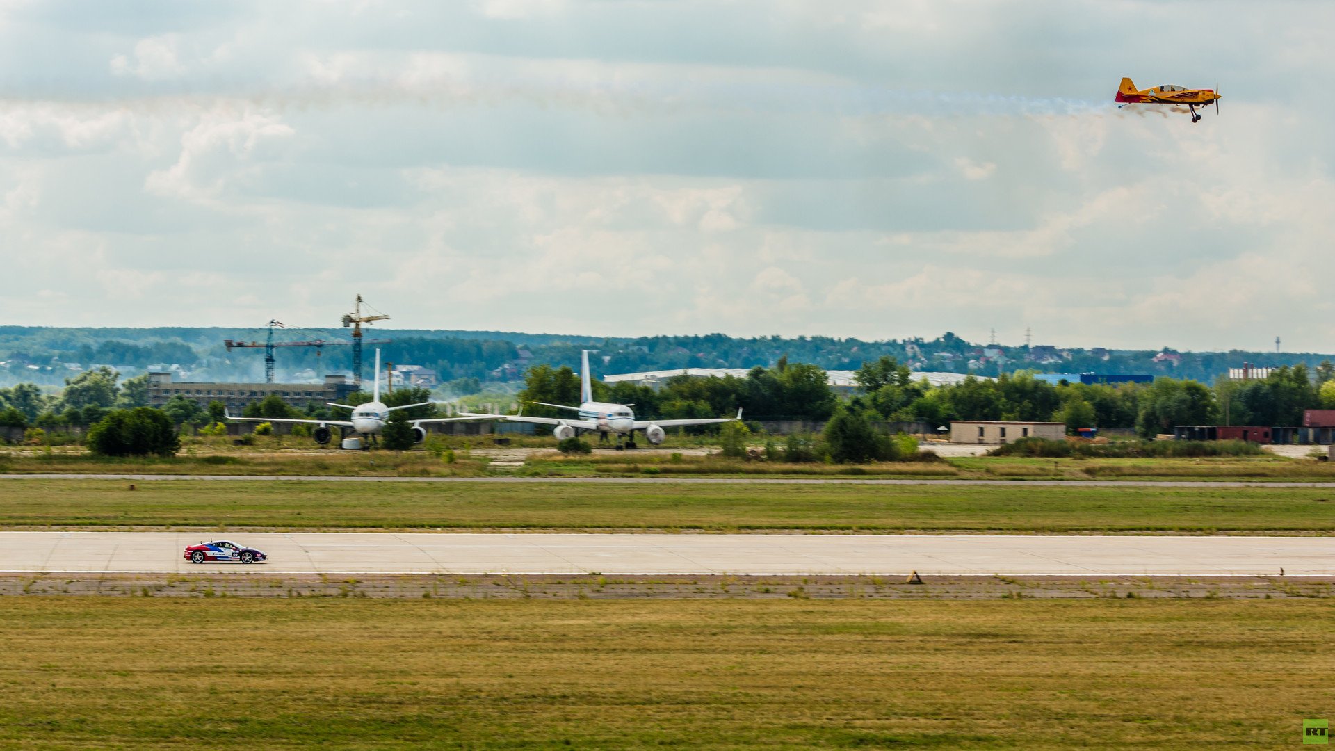  طائرة "ياك - 54" وسيارة "فيراري 458"،