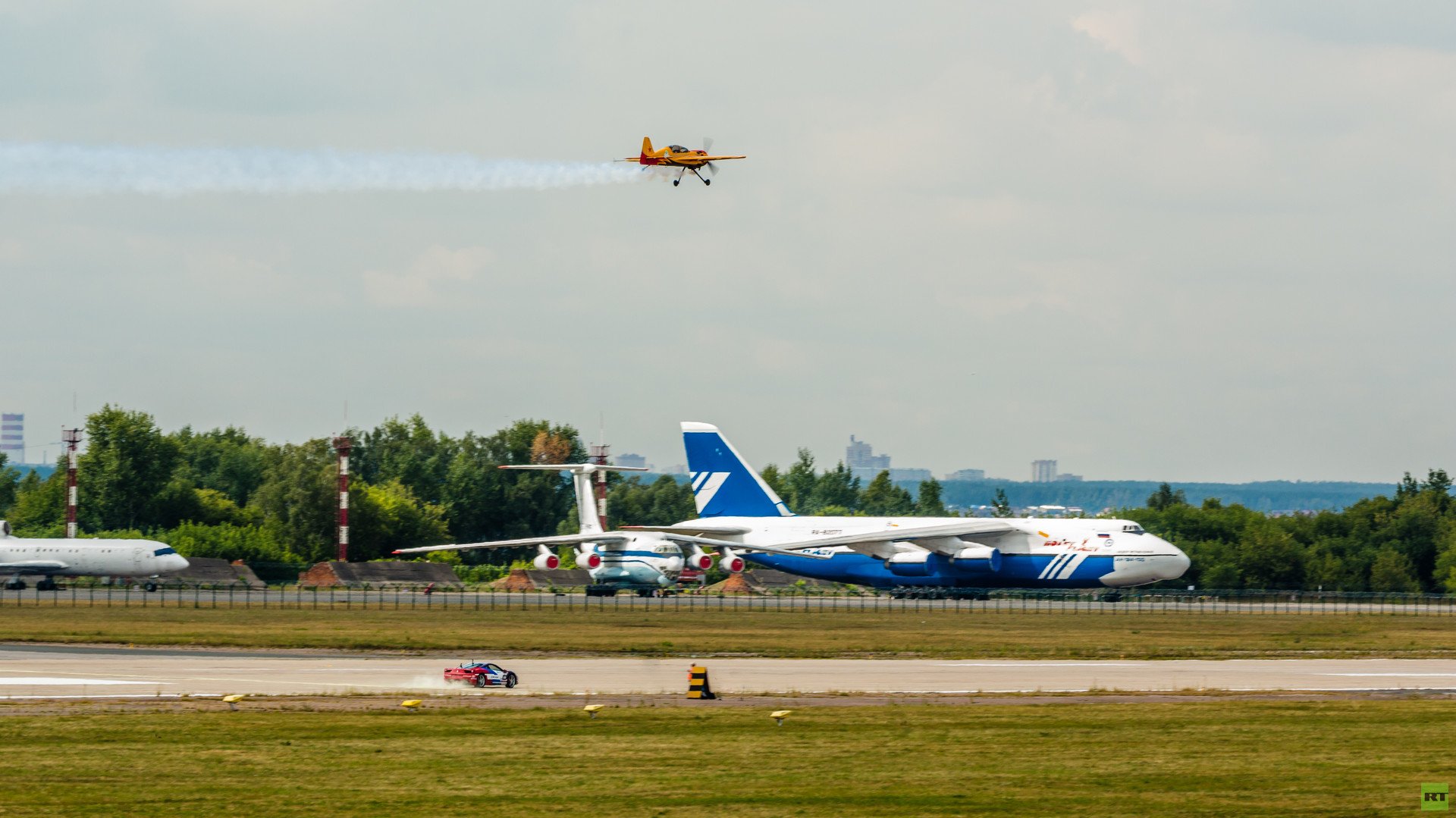  طائرة "ياك - 54" وسيارة "فيراري 458"،