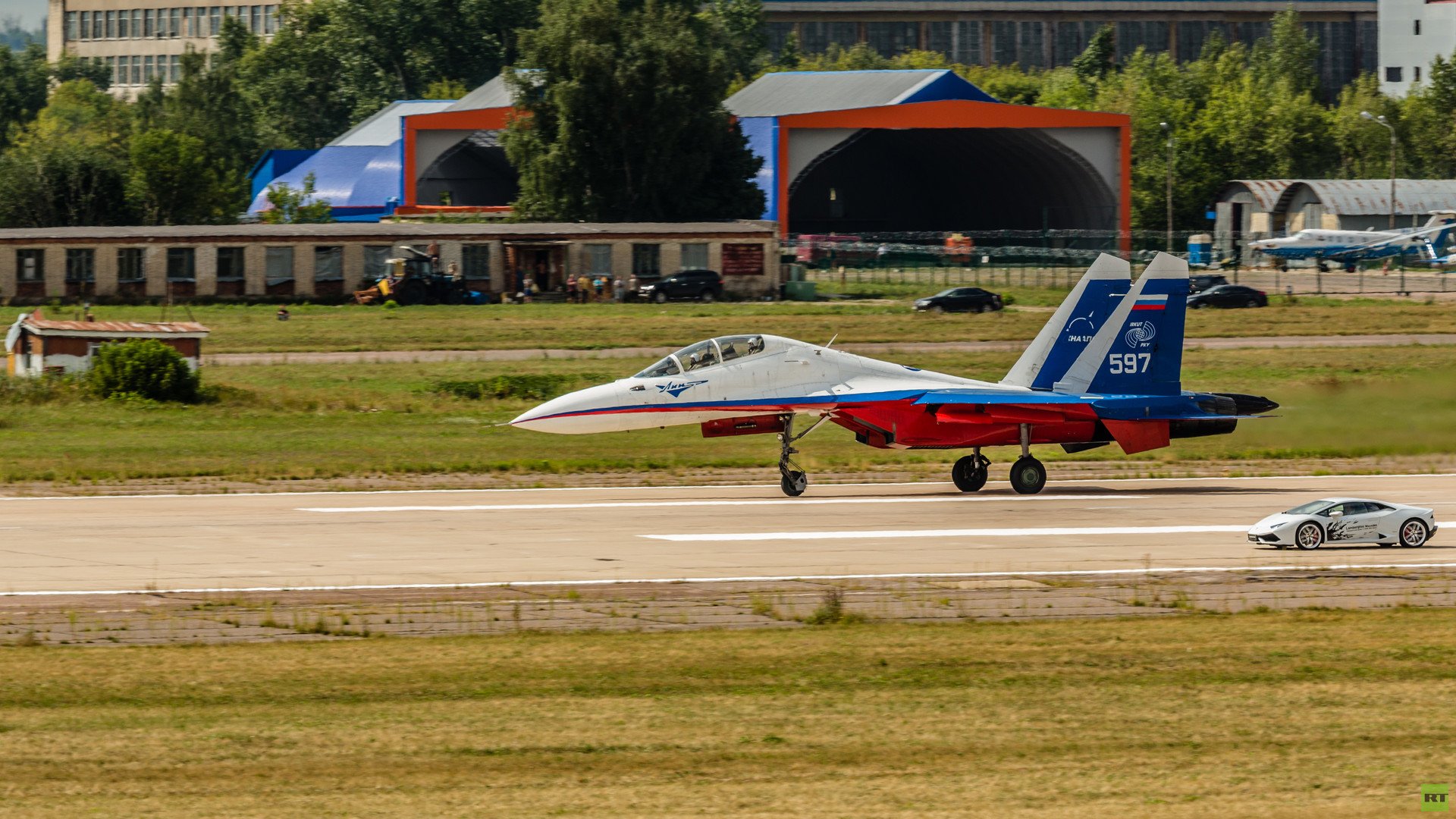  طائرة " سو - 30" وسيارة "لامبورجيني هوراسان"،