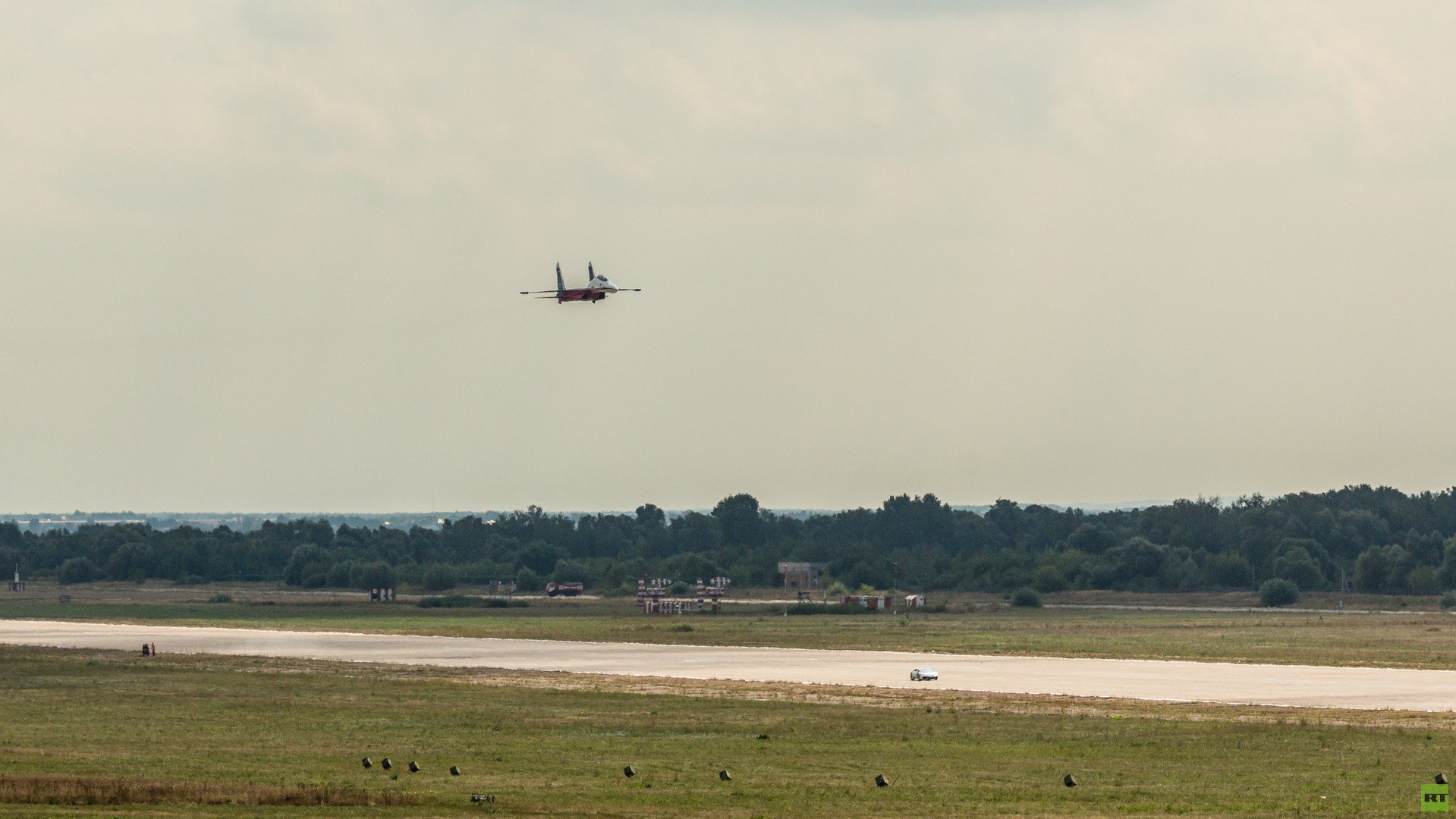 طائرة " سو - 30" وسيارة "لامبورجيني هوراسان"،