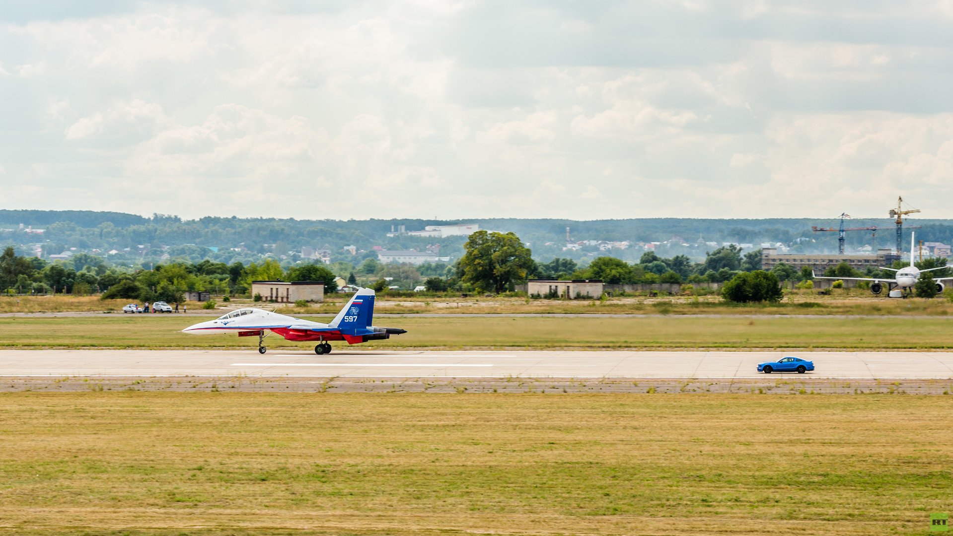 طائرة " سو -30" وسيارة "فورد شيلبي جي تي 500"،