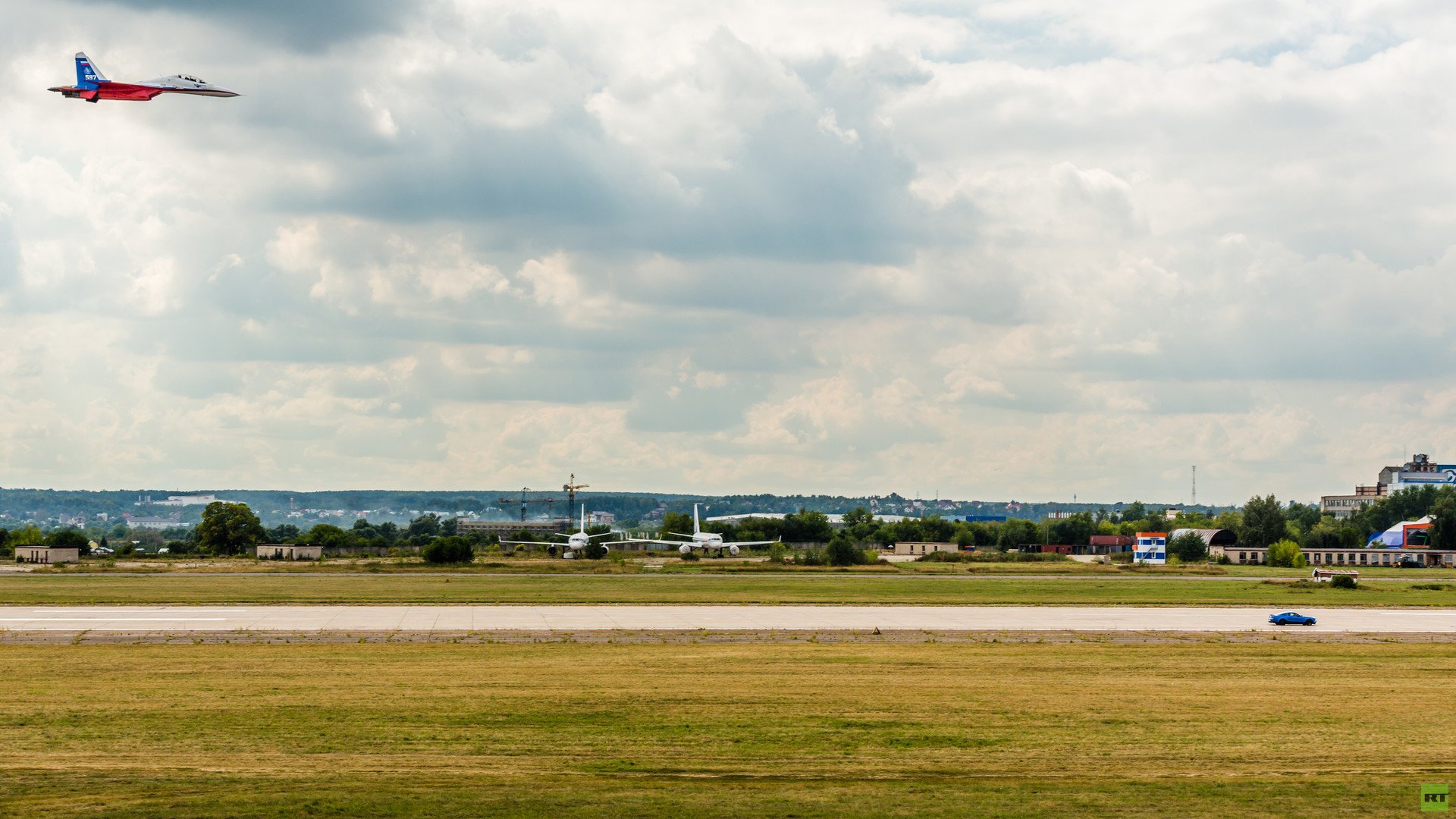  طائرة " سو -30" وسيارة "فورد شيلبي جي تي 500"،