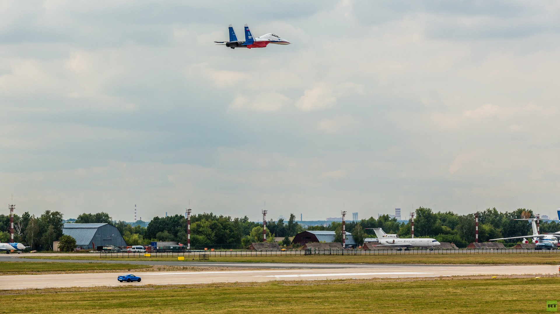 طائرة " سو -30" وسيارة "فورد شيلبي جي تي 500"،