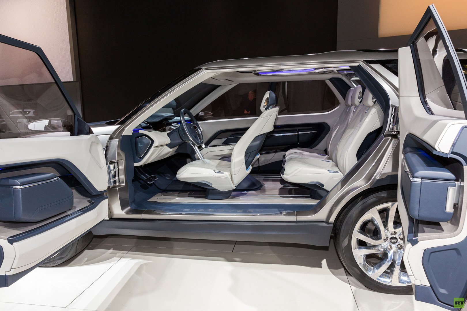 LAND ROVER DISCOVERY VISION سيارة صالون 