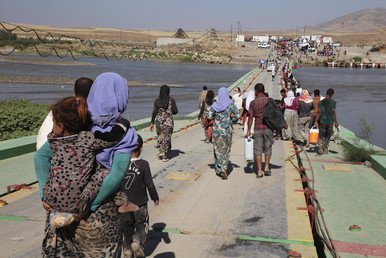 عائلات إيزيدية من أهالي سنجار يهربون من قبضة "الدولة الإسلامية" إلى دهوك عبر سورية.