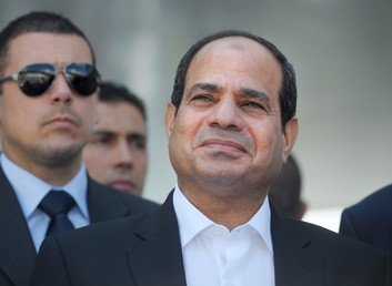  الرئيس المصري السيسي أثناء لقائه مع الرئيس الروسي  بوتين في موقع المجمع الرياضي 12 أغسطس/آب .