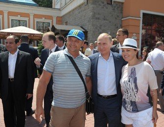 الرئيس بوتين والرئيس السيسي أثناء التصوير مع المارة خلال التنزه في شارع لبلدة روزا خوتور 12 أغسطس/آب