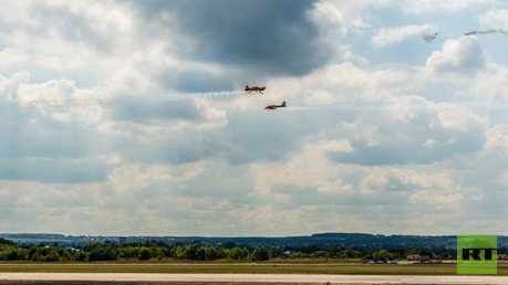 فريق من الطيارين " تحليق أول"،