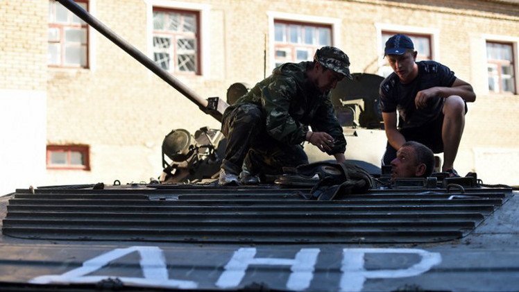 انسحاب القوات الأوكرانية من مطار لوغانسك واستمرار القتال في مطار دونيتسك