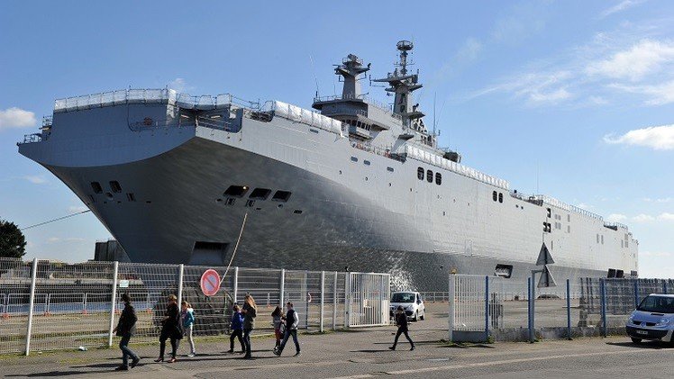 فرنسا تتمسك باتمام عقد تزويد روسيا بحاملتي مروحيات من طراز ميسترال