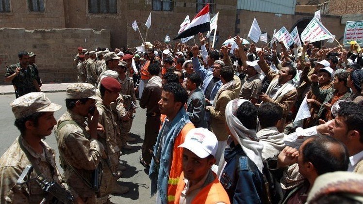 أنصار الحوثيين يتظاهرون في صنعاء ضد الحكومة 
