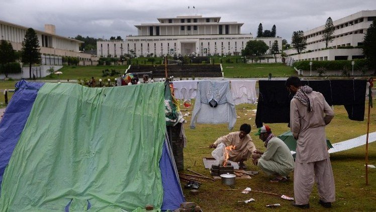 محادثات بين الحكومة الباكستانية والمعارضة لتسوية الأزمة بطرق سياسية