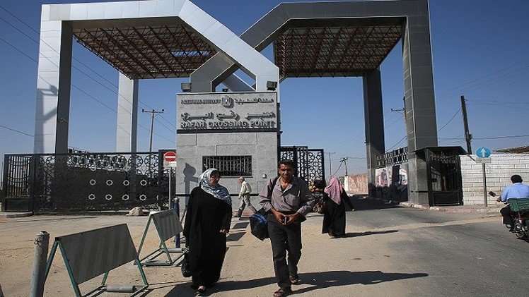 صحيفة عن مسؤول فلسطيني: لن تفتح المعابر دون عودة السلطة إلى غزة
