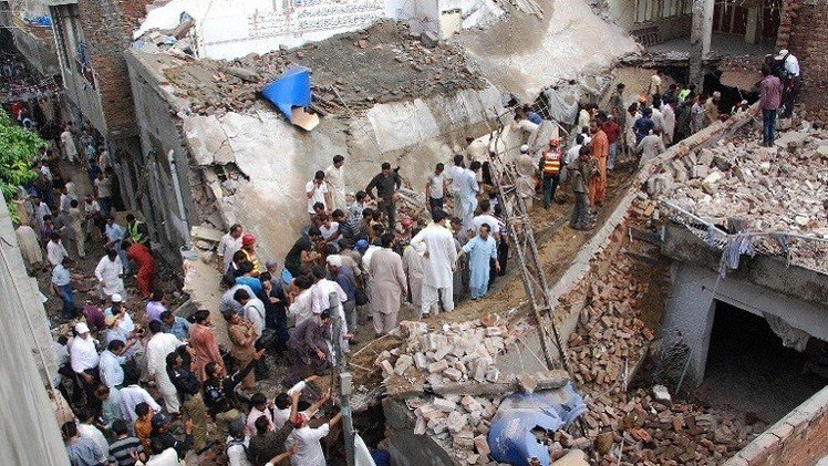 مصرع 24 شخصا بانهيار سقف مسجد في شرق باكستان