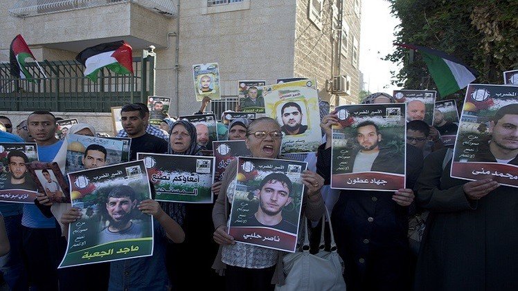 الأسرى الفلسطينييون يضربون احتجاجا على وفاة الجعبري 
