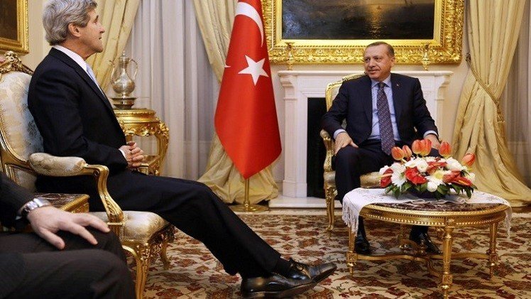 كيري: تركيا تقف مع الحلف ضد "الدولة الإسلامية" ومشاركتها عسكريا ستحدد لاحقا