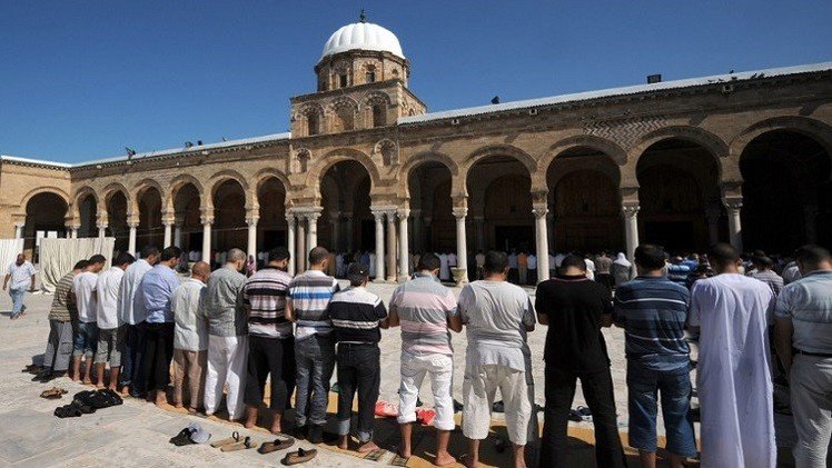 وزارة الشؤون الدينية في تونس تعزل أئمة مترشحين للانتخابات البرلمانية