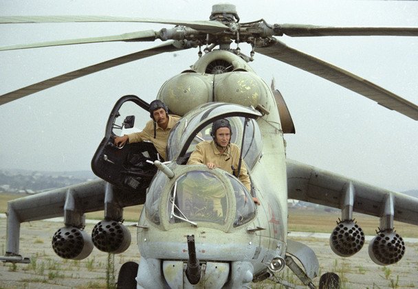 طاقم المروحية " مي – 24" يستعد للإقلاع خلال مناورات "قوقاز – 85"