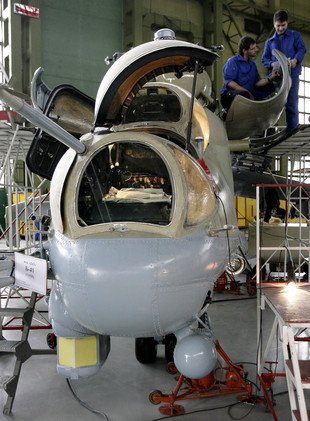  مروحية "مي-24" في الورشة الإنتاجية