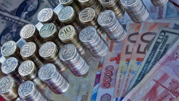 الروبل يتراجع أمام الدولار واليورو في بداية تداولات الأسبوع 