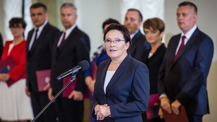 الحكومة البولندية الجديدة تؤدي اليمين الدستورية