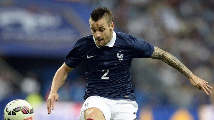 ظهير آرسنال ديبوشي يغيب عن الملاعب 