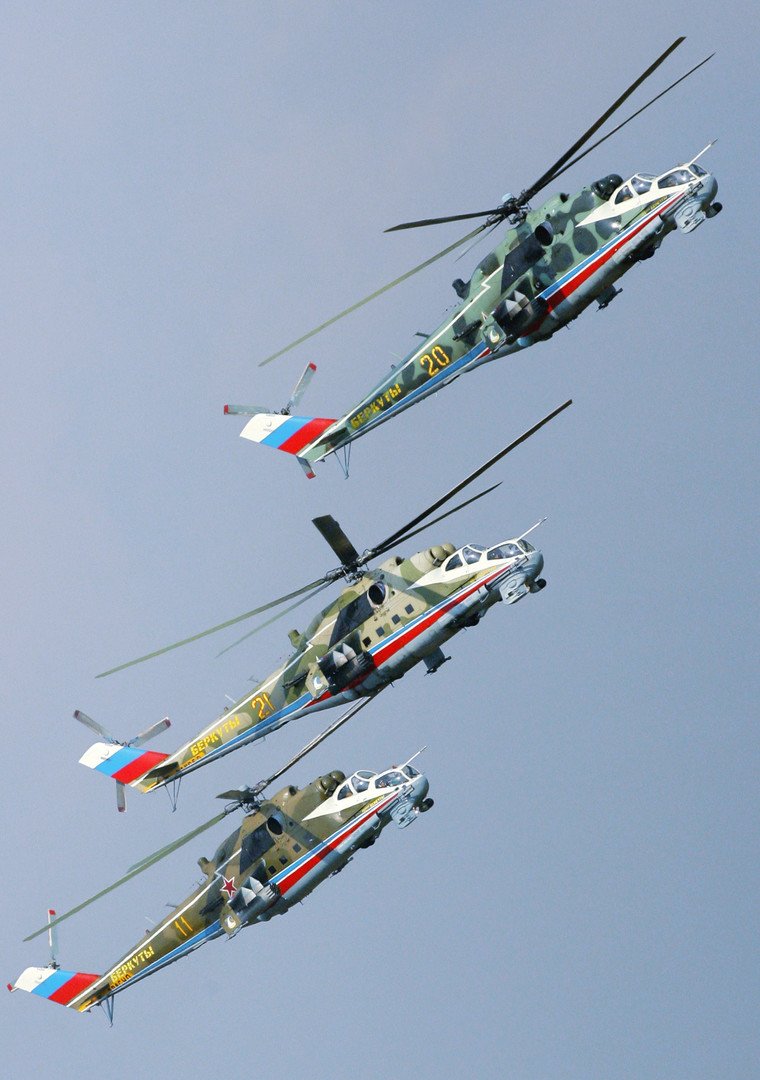  المروحية المقاتلة "مي – 24 " أثناء التحليق التدريبي