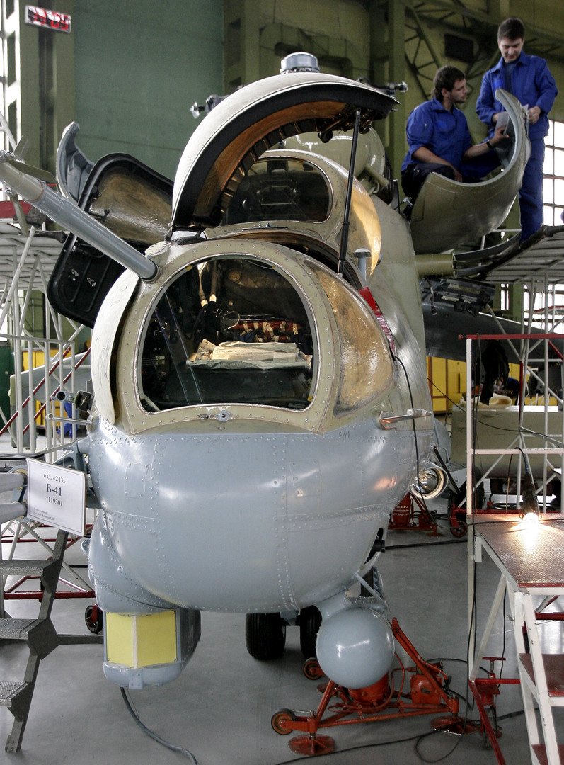  مروحية "مي-24" في الورشة الإنتاجية