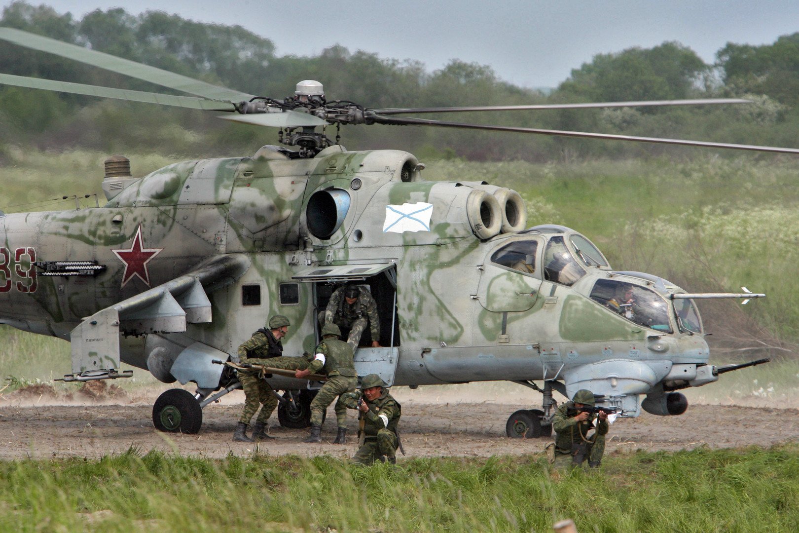  مشاة أسطول بحر البلطيق يقدمون الإسعافات الأولية في ميدان المعركة