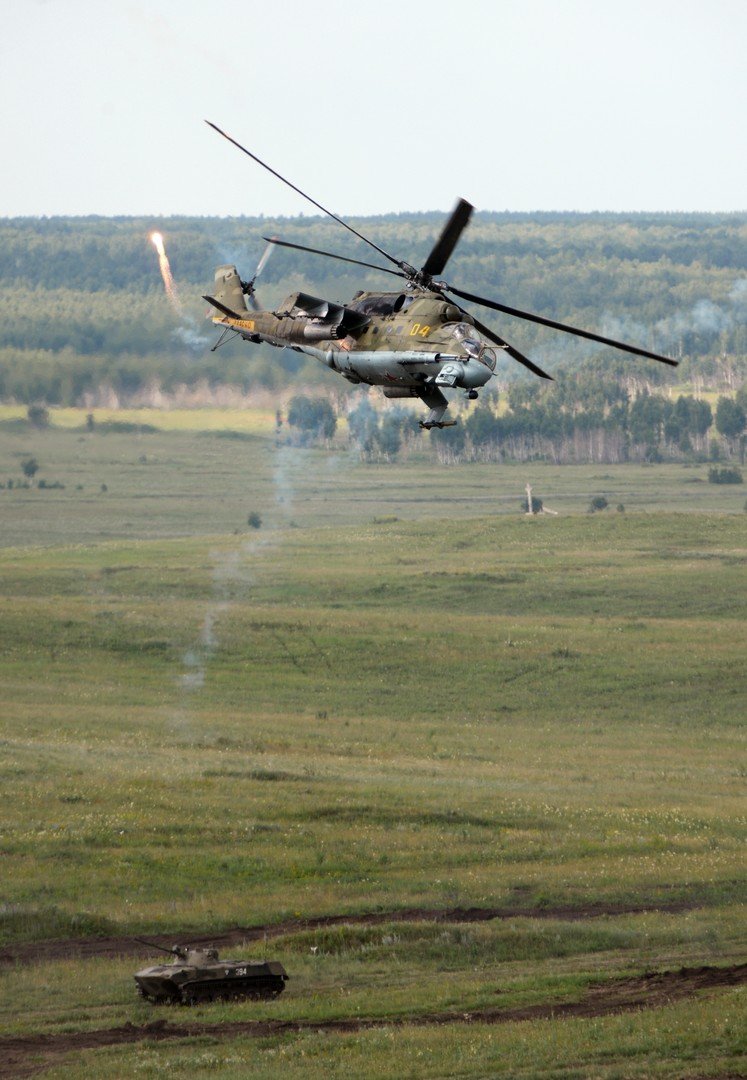  المروحية "مي – 24" وعربة نقل المشاة