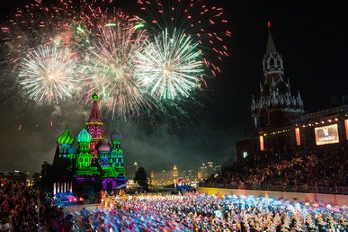 الألعاب النارية في مراسم افتتاح مهرجان "برج سباسكي"